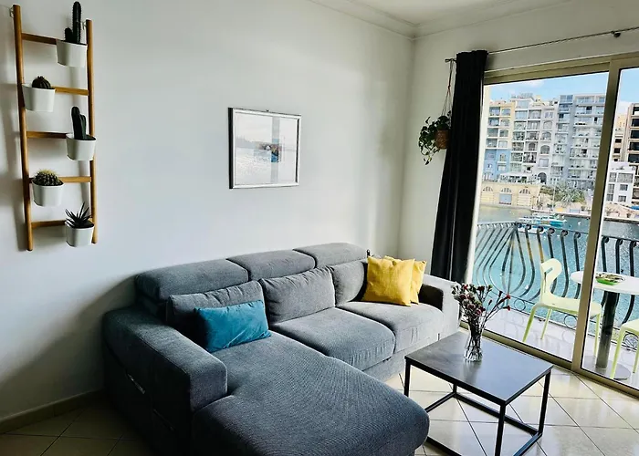 Morina Court アパート *